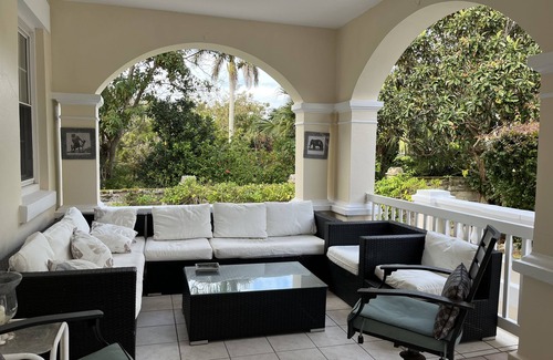 Paget House | Studio with king bed, close to public transportation, twizy capable.