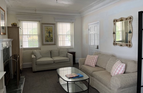 Paget House | Studio with king bed, close to public transportation, twizy capable.