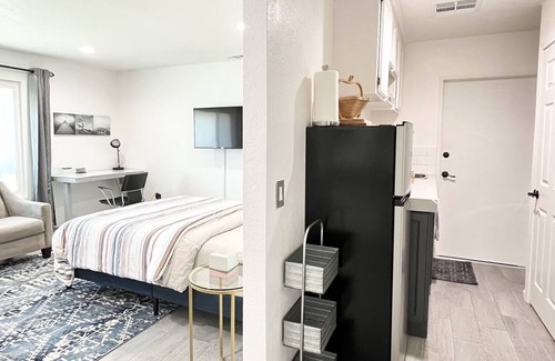 La Sierra House | Studio with private garage near CBU, Kaiser & Parkview Hospital
