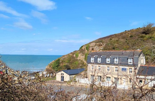 Planguenoual Apartment | Studio with sea view - close to restaurants and the port