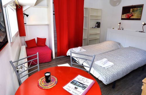 2nd Arrondissement Boat Rental | Studo barge, CASTOR, unusual, heart of Lyon, edge of Saône, old Lyon,