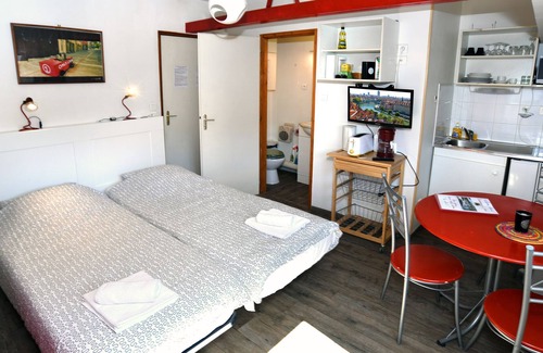 2nd Arrondissement Boat Rental | Studo barge, CASTOR, unusual, heart of Lyon, edge of Saône, old Lyon,