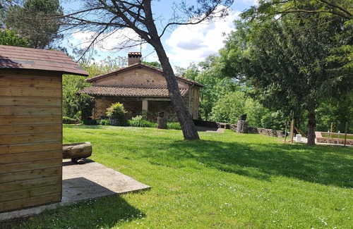 Sant Joan les Fonts Cottage | Study in a rural house within the natural park of the volcanoes. garden and pool