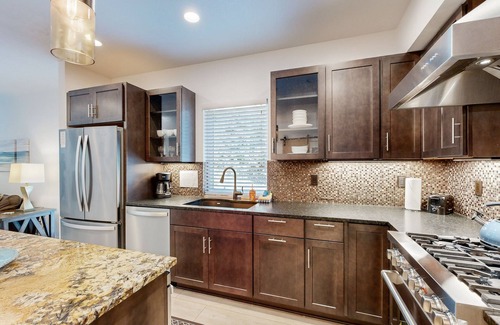 Gold Beach Apartment | Stunner apartments with fireplace, grill, partial ocean views & partial AC