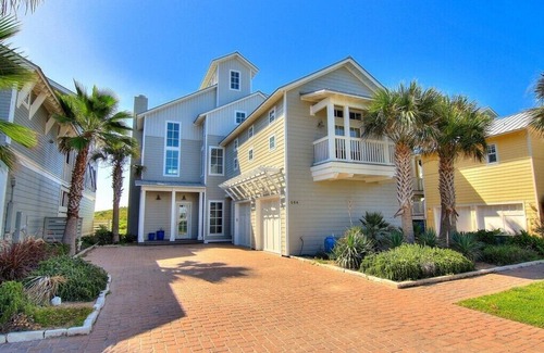 Cinnamon Shore House | Stunner w/Wrap-Around Porch near Beach Access in Cinnamon Shore