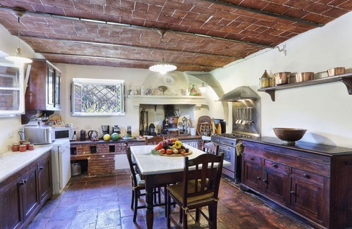 Lucca Villa | Stunning villa for 20 guests with private pool, A/C, WIFI and TV, close to Lucca