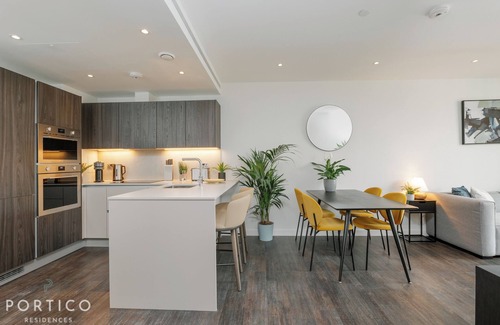 Nine Elms Apartment | Stunning 1-bed apartment in Bloom, situated on the South Bank of the Thames.