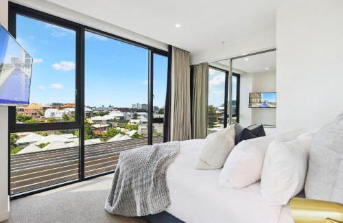 Spring Hill Apartment | Stunning 1-Bed by Victoria Park with Pool & Gym