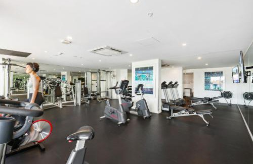 Spring Hill Apartment | Stunning 1-Bed by Victoria Park with Pool & Gym