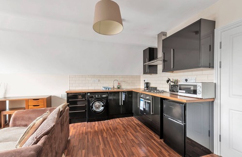 Darley Abbey Apartment | Stunning 1 Bed close to city centre with parking