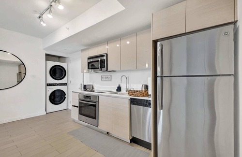 Hallandale Beach Apartment | Stunning 1-Bedroom Apartment Steps from the Ocean 1006