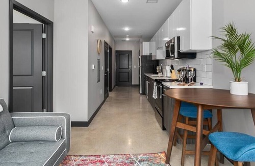 Downtown Kansas City Apartment | Stunning 1 Bedroom KING Downtown KC w/ GYM on Main