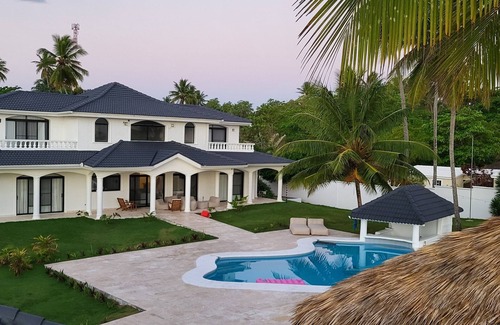 Las Canas Villa | Stunning 11BR Beachfront Villa with Private Pickleball Court