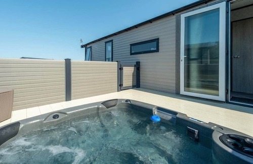 Blackford House | Stunning 13ft-wide holiday home with one double with en-suite shower and one twin.