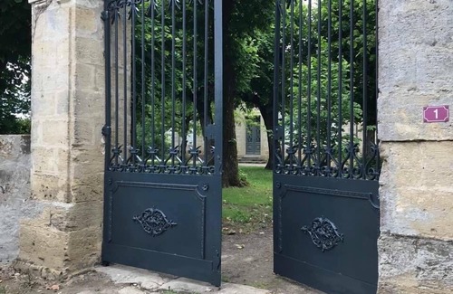 Beaupuy House | Stunning 16c. Manor - Pickleball, Bocce Ball, Swimming Pool - up to 10 people