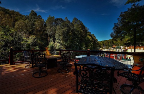 Saluda Cottage | Stunning 1927 Historic RR Caboose X61 Train car with Master Suite Sleeps 4