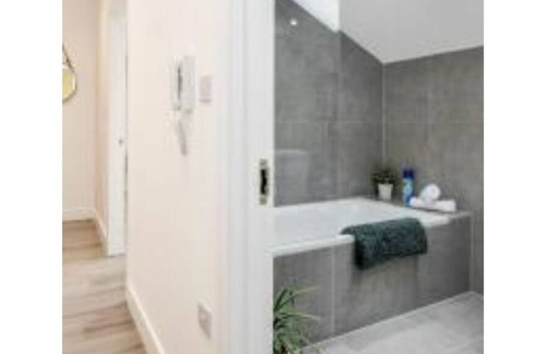 Milton Keynes Apartment | STUNNING, 1BR apartment in a quiet Location-7mins drive to Milton Keynes Station