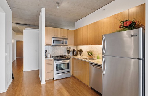 Downtown Portland Apartment | Stunning 1BR Apartment with Modern Amenities in Prime Location- Available Now!