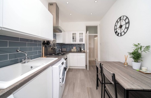 Palmers Green Apartment | Stunning 1BR Flat with Private Garden