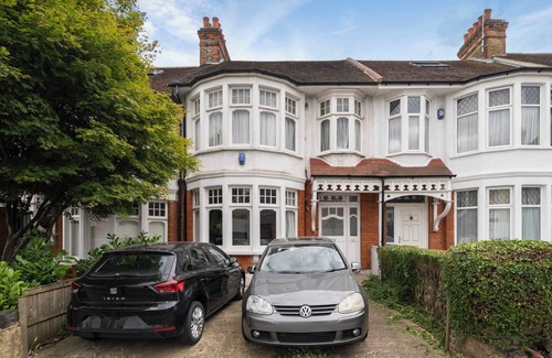 Palmers Green Apartment | Stunning 1BR Flat with Private Garden