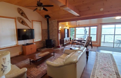Port McNicoll House | Stunning 2 Bdrm Waterfront Cottage with Amazing Sunsets!