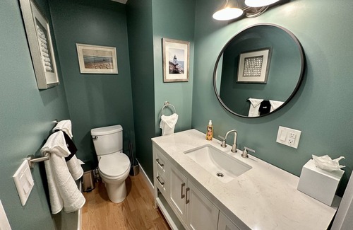 Yachting Village Hotel | Stunning 2 Bed/1.5 Bath/Pullout sofa/Dog Friendly/Private Deck/Renovated Apartment Downtown