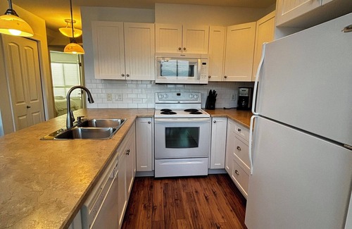 Central Okanagan House | Stunning 2 Bed and Loft Cottage on Lake Okanagan