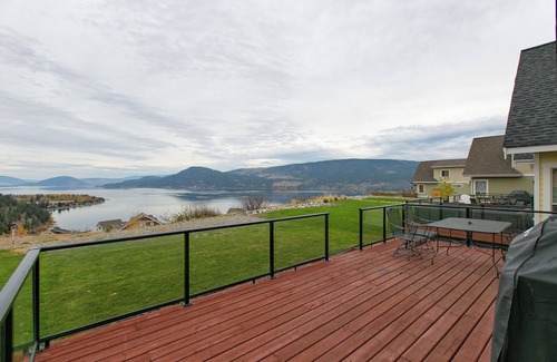 Central Okanagan House | Stunning 2 Bed and Loft Cottage on Lake Okanagan