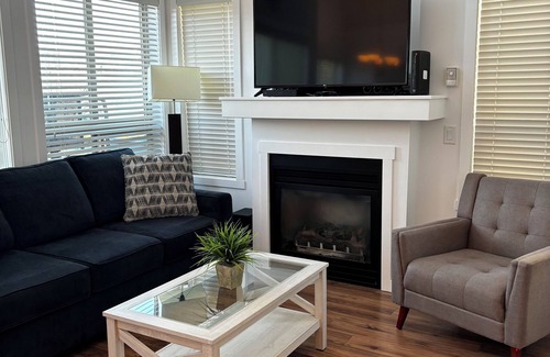 Central Okanagan House | Stunning 2 Bed and Loft Cottage on Lake Okanagan