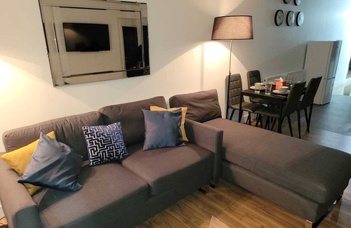 Belle Vue Apartment | Stunning 2-Bed Apartment in Manchester Built 2023