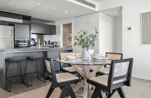 Docklands Apartment | Stunning 2-Bed Apartment with Water Views