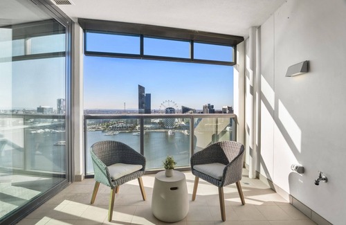 Docklands Apartment | Stunning 2-Bed Apartment with Water Views