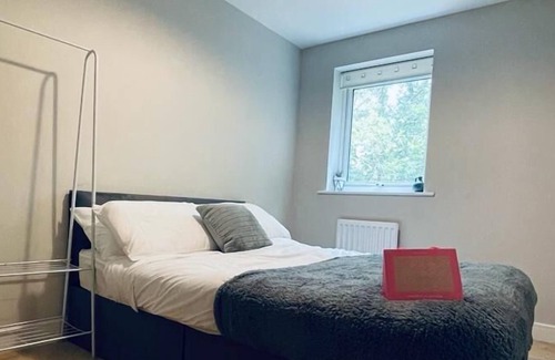 Crawley Apartment | Stunning 2-Bed Apartment in Crawley