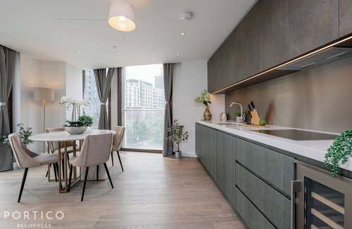 Vauxhall Apartment | Stunning 2-bed Apt with pool in Nine Elms