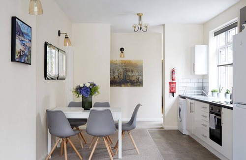 Watford Apartment | Stunning 2 Bed Flat near Watford Junction
