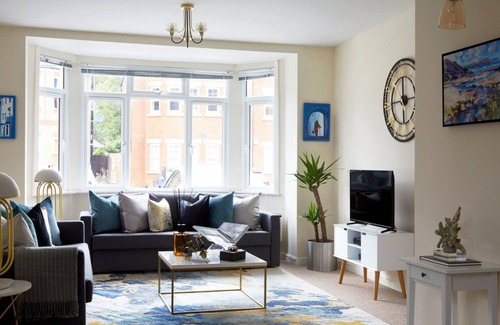 Watford Apartment | Stunning 2 Bed Flat near Watford Junction