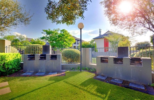 Lone Hill Apartment | Stunning 2-bedroom apartment with WiFi near Monte Casino