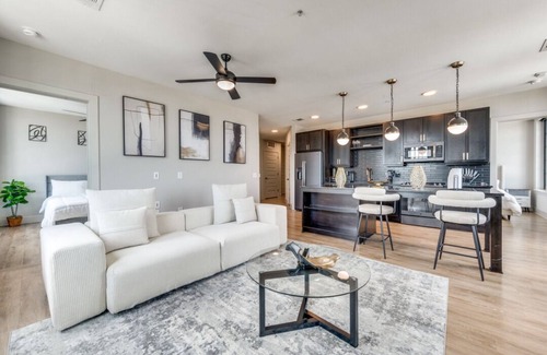 Deep Ellum Apartment | Stunning 2 bedroom highrise deep ellum Dallas