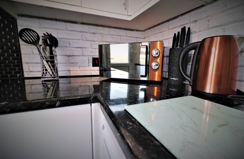 Clydebank House | Stunning 2 Bedroom Maindoor Home With Front & Back Private Garden