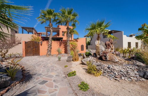Nopolo House | Stunning 2 Bedrooms & 2 Baths Amazing Mountain Views