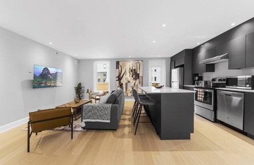 Downtown Montreal Condo | Stunning 2 beds, 2 baths, AAA location, rooftop