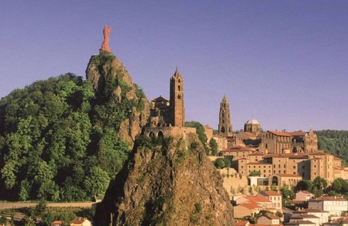 Le Puy-en-Velay Apartment | Stunning 2BR Apartment in Historic Le Puy-en-Velay with Modern Amenities