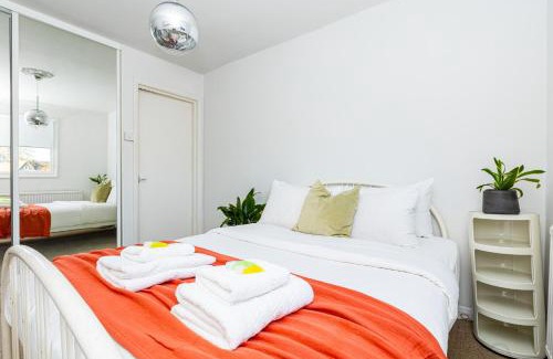 Dalston Apartment | Stunning 2BR Apt wPatio in Dalston, 2 min to Tube