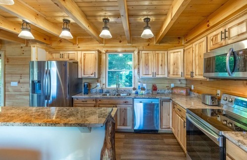 Waynesville Cabin | Stunning 2BR Cabin with Mountain Views