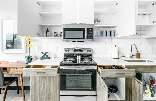 Downtown Kansas City Apartment | Stunning 2BR Downtown Walk to River Market+P&L