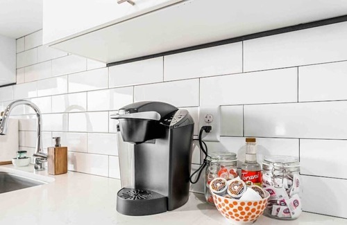 Downtown Kansas City Apartment | Stunning 2BR Downtown Walk to River Market+P&L