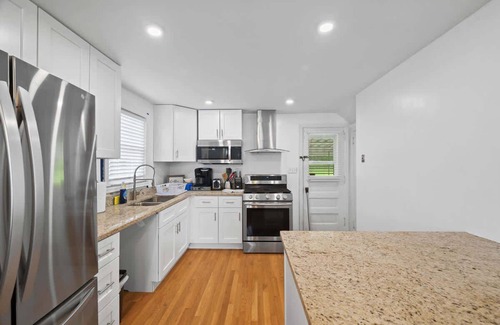 Brentwood House | Stunning 2BR-Private House-Near City