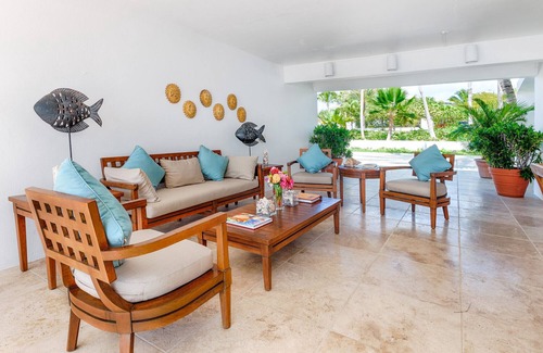 Little Harbour Villa | Stunning 3 Acre Estate with beach, pool + jacuzzi