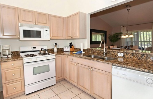 Tuscan Ridge Villa | Stunning 3 bed/2 bath w Den/Near Disney/South Facing Pool/Hot Tub/FreeWiFi/Xbox1