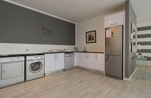 Century City Apartment | Stunning 3 bed 3 bath swimming pool and gym, 200sqm apartment
